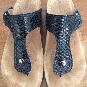 Taos Snakeskin-like flip flop 6-6.5 37